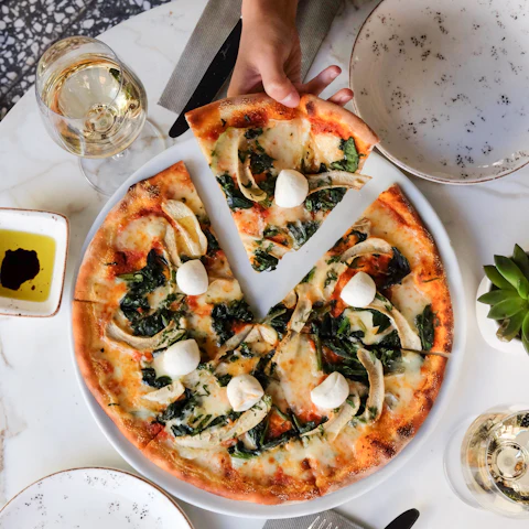 Pizza in Stücken auf dem Tisch