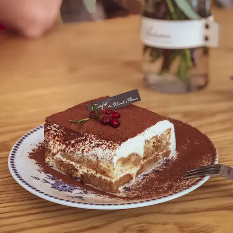 Ein Stück Tiramisu mit Kakao