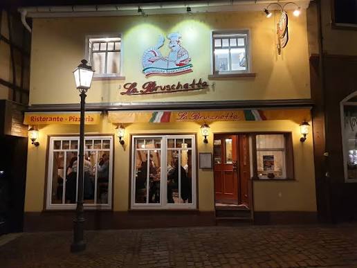 Das Restaurant La Bruschetta am Abend mit beleuchteter Fassade